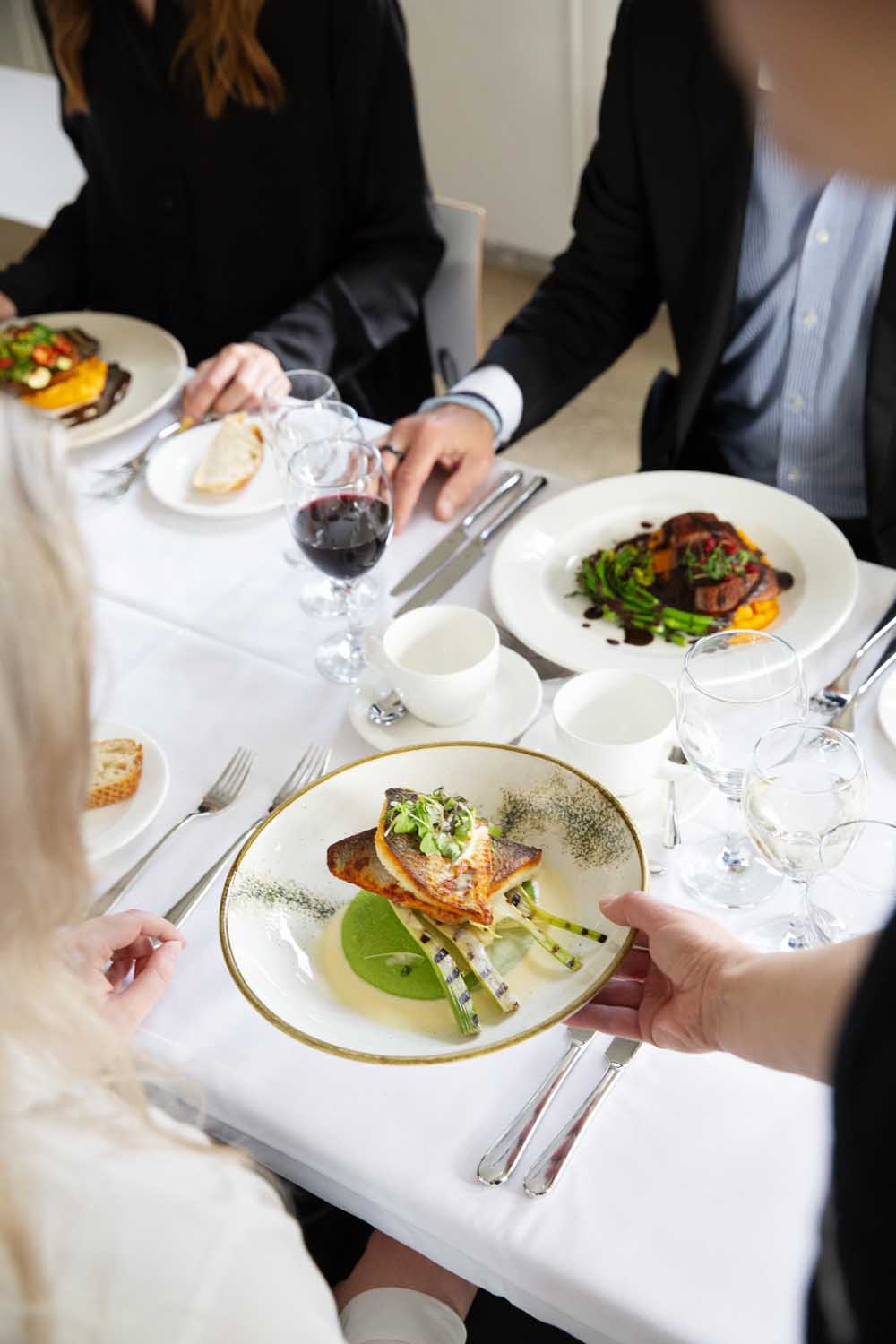 Peppar Catering, ruoka-annoksen tarjoilua